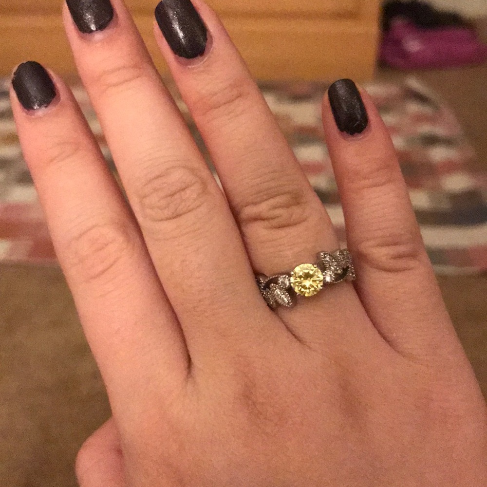 Yellow stone ring with leaf like band